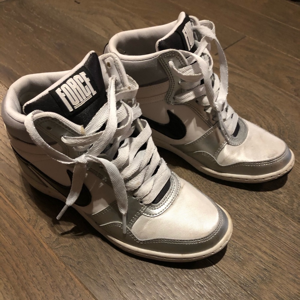 White nike force women’s size7wedge sneakers